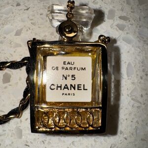 Chanel vintage perfume No.5 necklace